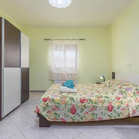 Apartment 1 Bedroom Cozy Apartment In Pula Pula