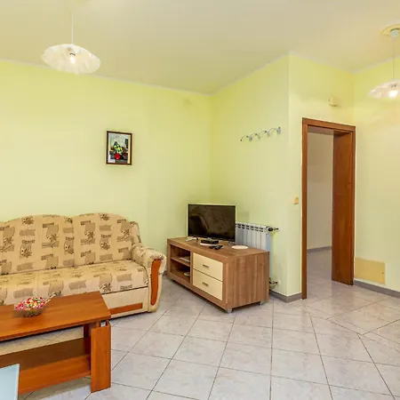 1 Bedroom Cozy Apartment In Pula