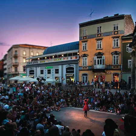 In With Wifi Apartment *